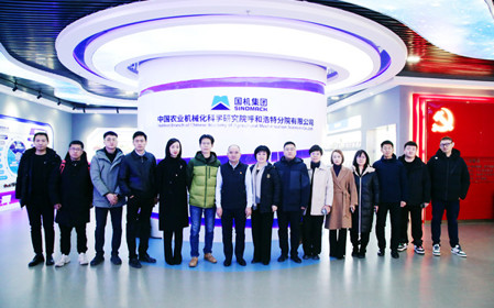 標(biāo)題：蒙草集團(tuán)總裁朱長(zhǎng)虹一行到呼和浩特分院調(diào)研交流
瀏覽次數(shù)：2349
發(fā)表時(shí)間：2024-12-20